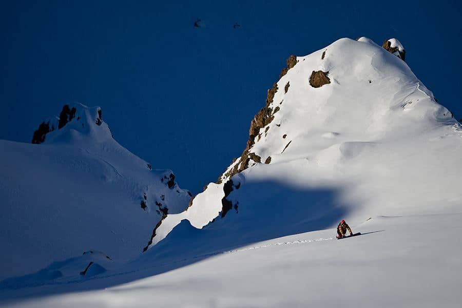 Remando la escalera, Andy Barroso buscando la bajada y pensando su próxima line. Valle Nevado. — en Chile.
