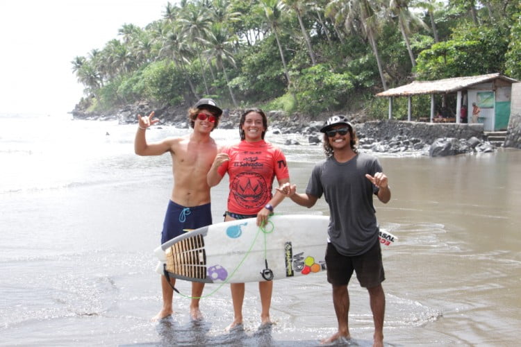 Dominic Barona (centro) acompañada por la comitiva ecuatoriana en El Salvador, su hermano Israel Barona (izq) y Roberto Bibi Rodríguez. Foto: ALAS/Jose Duarte. 