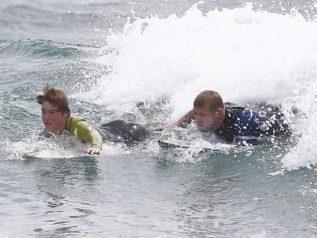 Un chico enfermo de cáncer cumple el sueño de surfear con su ídolo, Mick Fanning