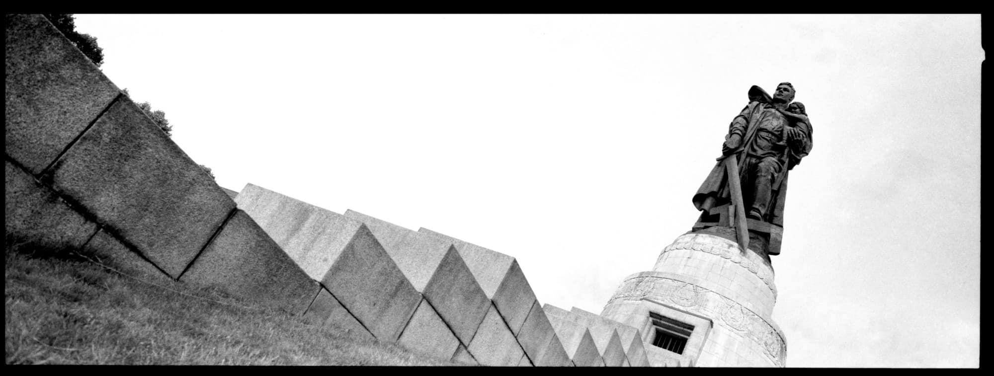 soldadorusoconnena_berlin_diegobucchieri