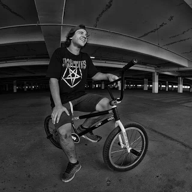 Nahuel Nieto haciendo BMX en zona ride