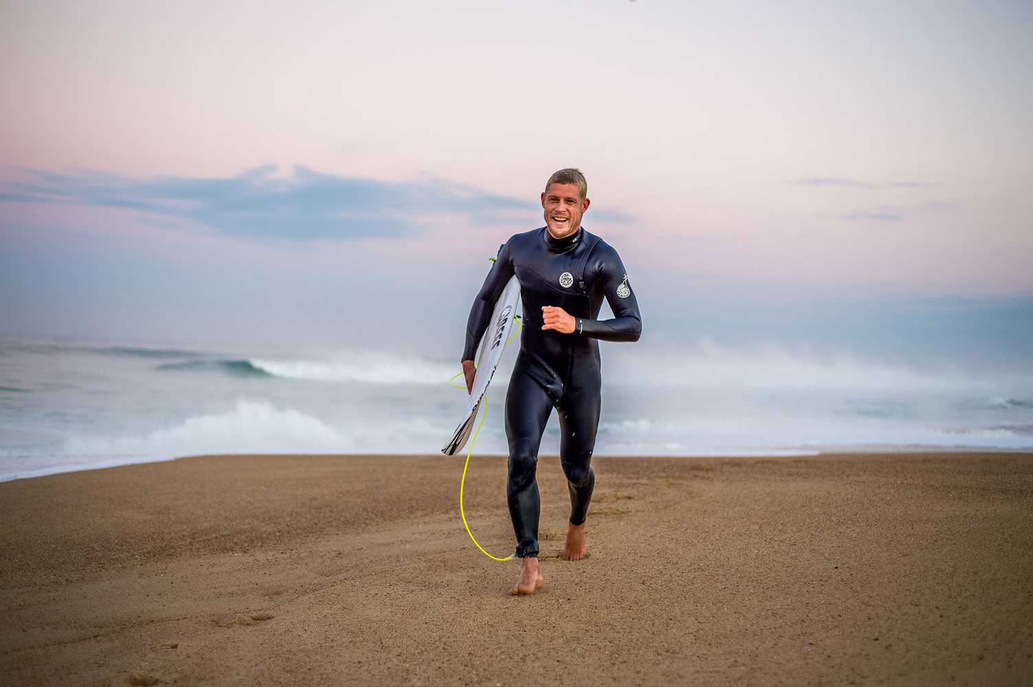 Mick Fanning surfea un bodyboarder