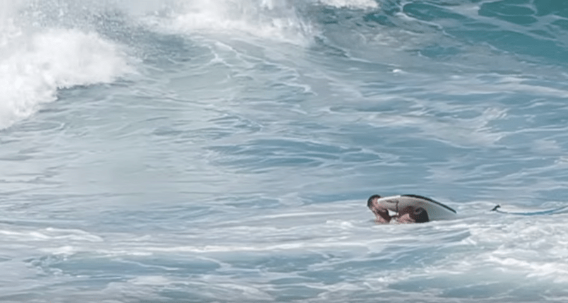 Un bodyboarder rescata a un surfista de una muerte segura en Pipeline