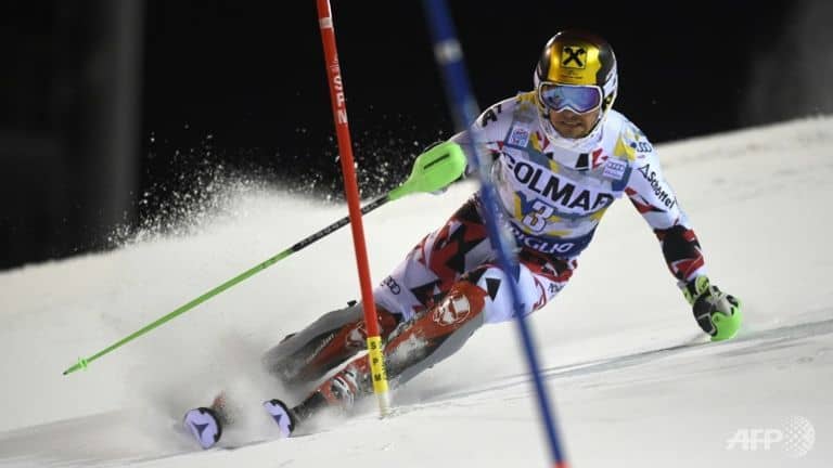 El esquiador Marcel Hirscher se salva de ser golpeado por un dron