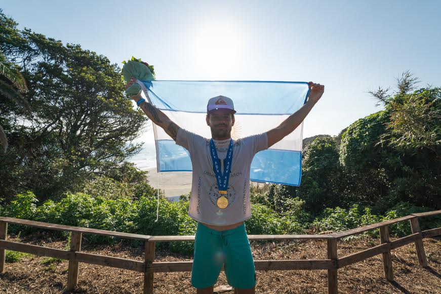 santi muñiz surf argentina campeon mundial festejo bandera 